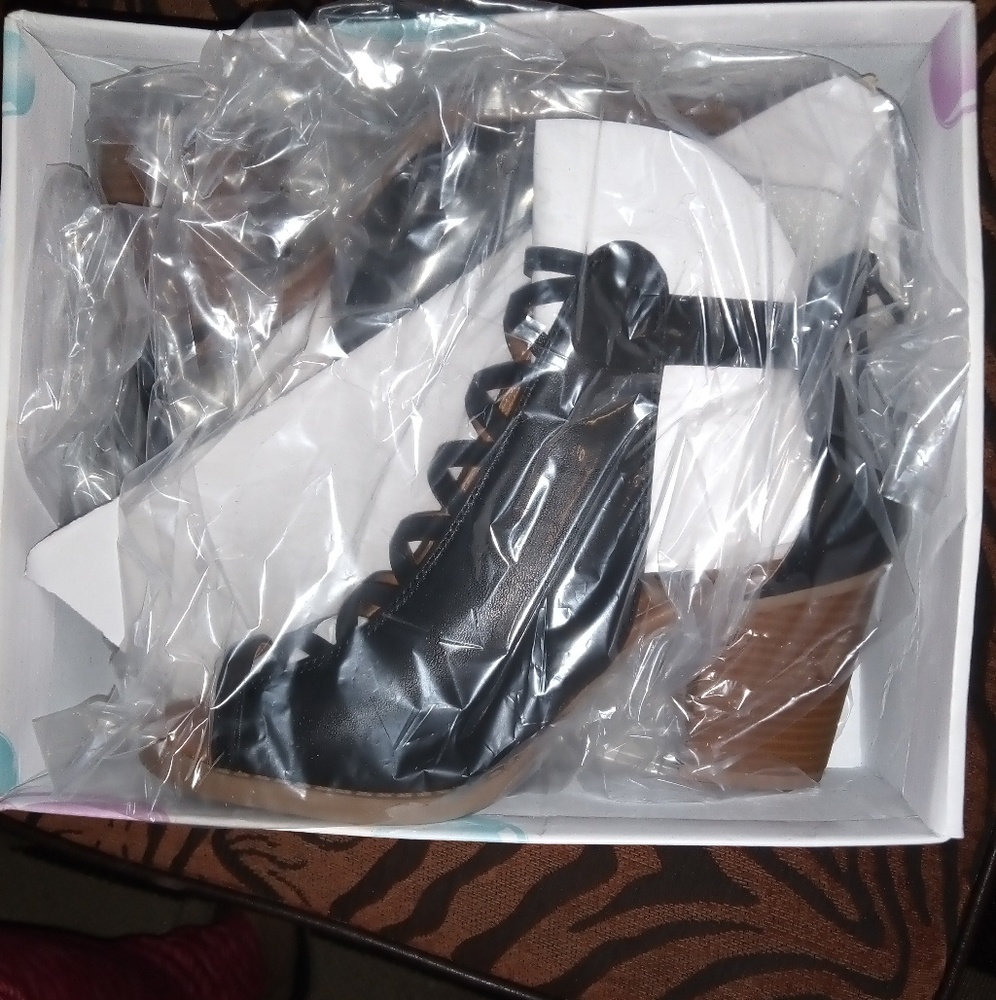 Soda sandals